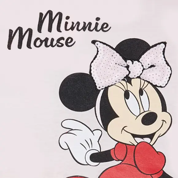 Mickey Maus Minnie Mouse hat ein rotes Kleid und eine rosa pailetten Schleife an und ist vor einem rosanen Hintergrund