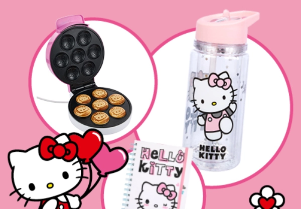 Hello Kitty-Artikel mit einem Plätzchenbackgerät, einer Wasserflasche und einem Notizbuch, alles vor einem rosa Hintergrund.