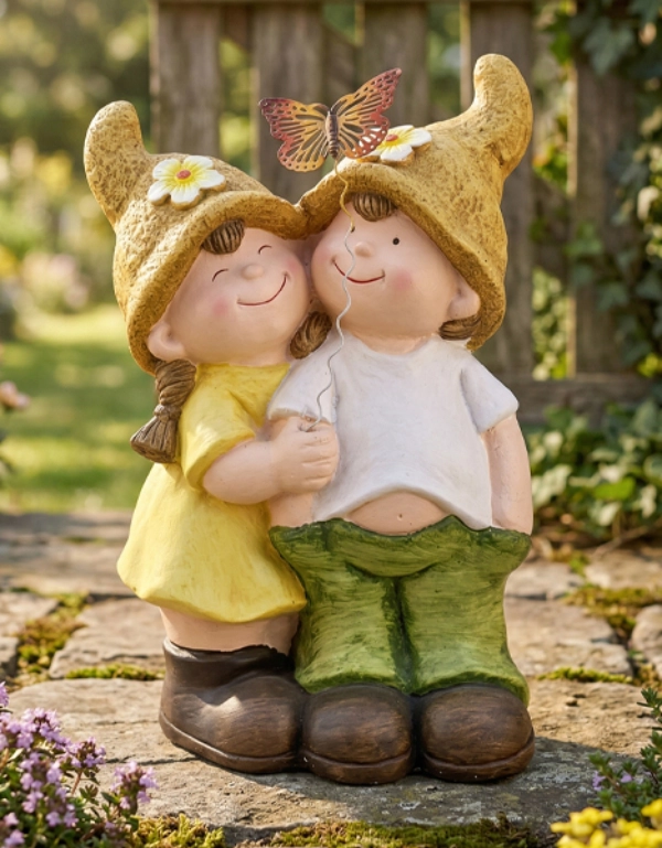 Frau entspannt sich mit Getränk auf sonnigem Balkon, umgeben von bunten Balkonblumen und Pflanzkästen – schafft eine gemütliche, blühende Wohlfühloase für Zuhause