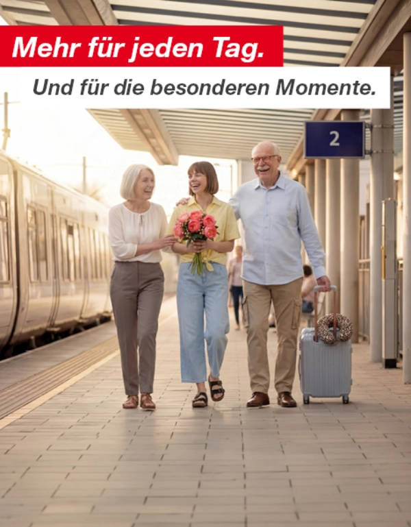 Drei Personen gehen über einen Bahnsteig, eine Person trägt einen Blumenstrauß und eine weitere einen Koffer, darüber deutscher Text, der Alltags‑ und besondere Momente bewirbt.