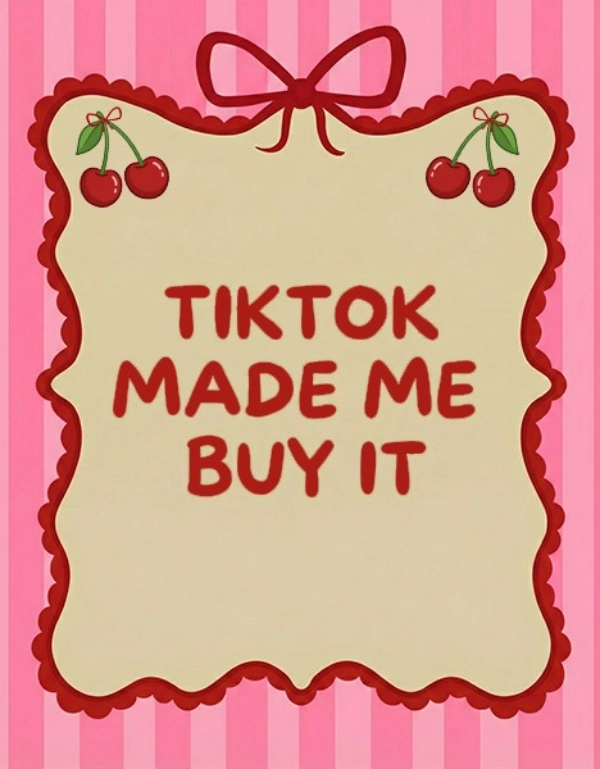Ein dekoratives Schild mit gewelltem Rand, auf dem Kirschen und der Text „TIKTOK MADE ME BUY IT” (TikTok hat mich dazu gebracht, es zu kaufen) vor einem rosa gestreiften Hintergrund zu sehen sind.