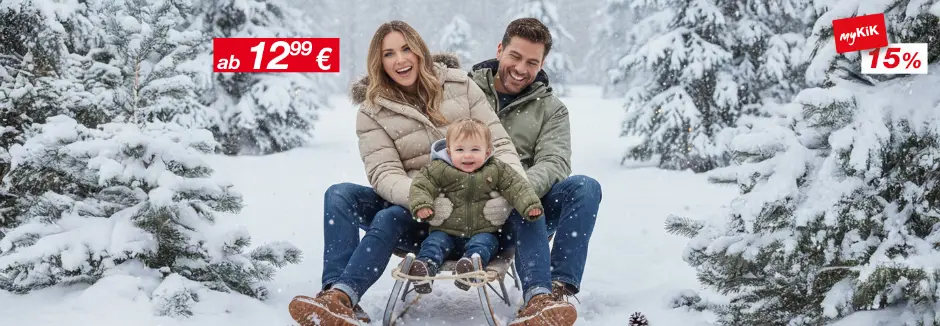 Eine dreiköpfige Familie genießt einen verschneiten Wintertag und sitzt auf einem Schlitten, umgeben von schneebedeckten Bäumen, mit einem Werbehinweis oben.