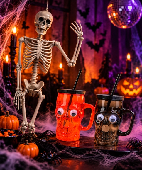 Halloween-Deko mit Skelett und Totenkopf-Trinkgläsern