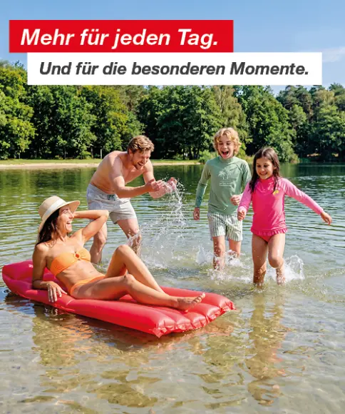 Familie genießt gemeinsamen Sommertag am See – farbenfrohe Bademode und fröhliche Freizeitmomente im Wasser